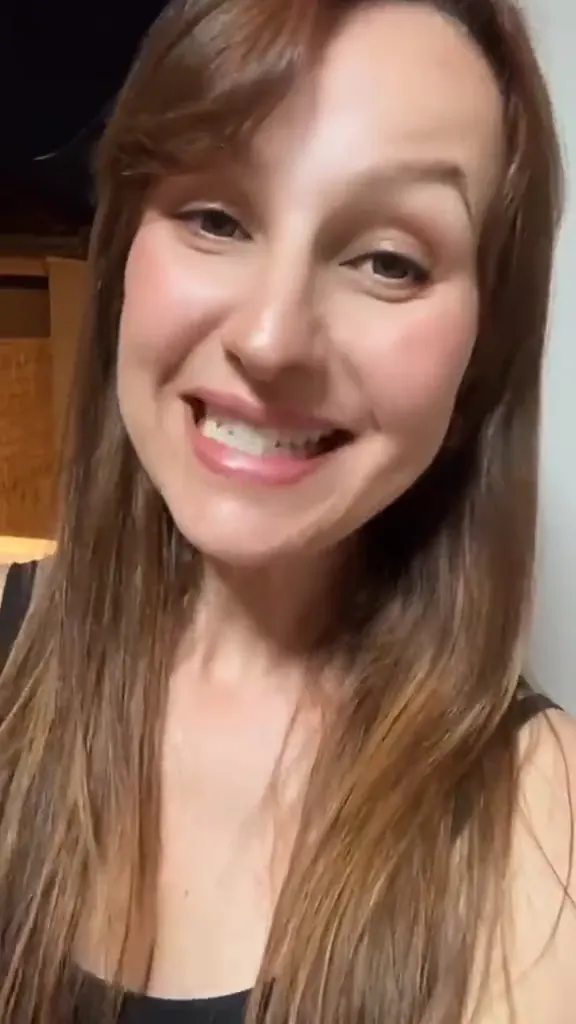 Franciele contando como foi o rodízio de pizza no aniversário dela