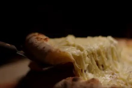 Pizzas do rodízio BeatOven saindo do forno e sendo cortadas em uma festa