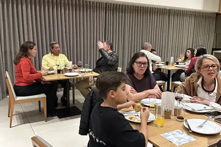 Convidados nas mesas durante a festa de aniversário