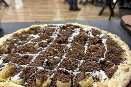 Pizza doce de chocolate com banana