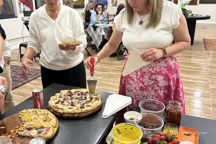 Convidadas se servindo na estação de pizza