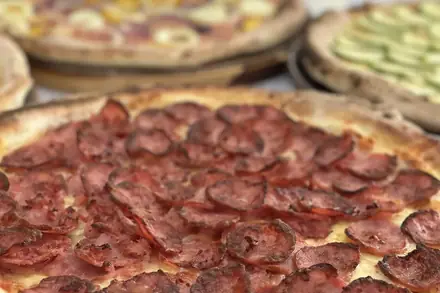 Pizza de pepperoni na tábua, pronta para ir à mesa do casamento