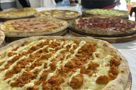 Pizzas prontas na bancada montada no local do casamento