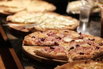 Pizzas na tábua, no showroom da Via Soho Motors