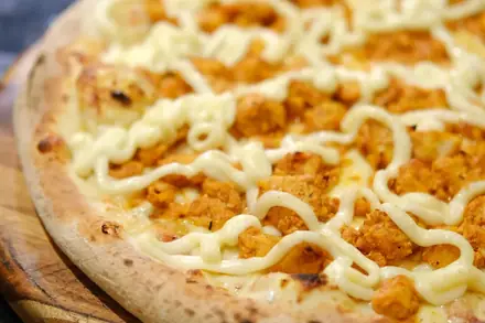 Pizza de frango com requeijão pronta para servir