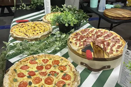 Mesa com as pizzas na confraternização da empresa