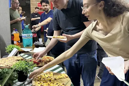 Colaboradores se servindo durante a confraternização