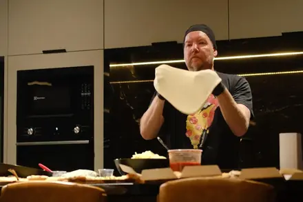 Pizzaiolo da BeatOven girando a massa no ar durante um evento