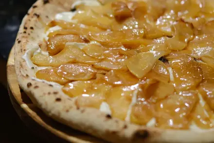 Pizza recém-assada na tábua de madeira, sobre a bancada que a equipe da BeatOven monta no local do evento