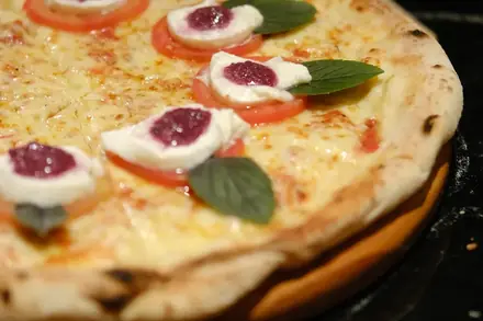 Pizza saindo do forno na frente dos convidados, em um evento da BeatOven