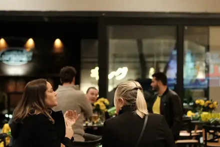 Convidados nas mesas durante um evento atendido pela BeatOven