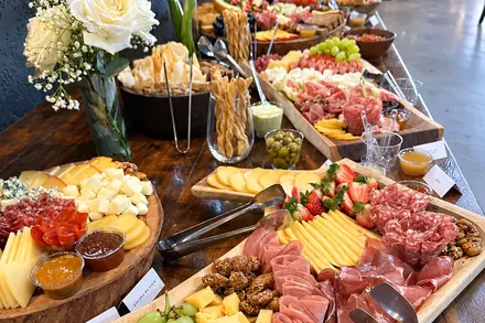 Mesa de frios montada para a recepção dos convidados