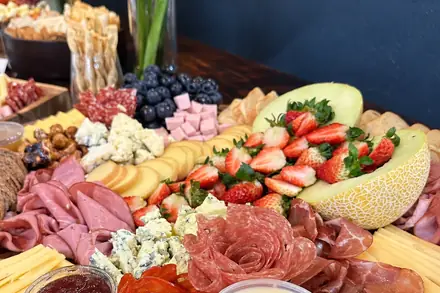 Mesa de frios com melão, morangos, gorgonzola e embutidos