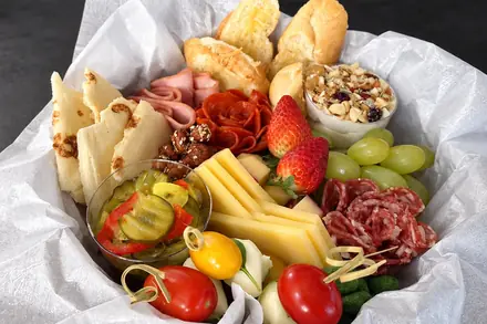 Tábua de frios com queijos, salame, tomates e conservas