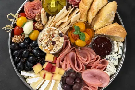 Bandeja de frios com embutidos, queijos, azeitonas e pães