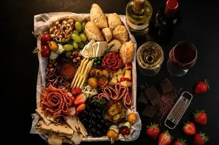 Tábua de frios com vinho branco e tinto