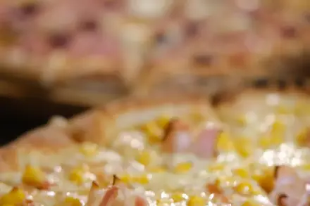 Pizza de milho com bacon saindo do forno
