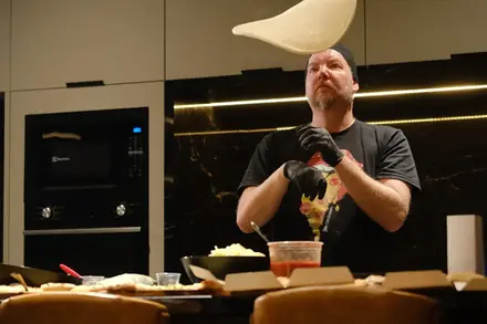Pizzaiolo jogando a massa no ar durante o evento