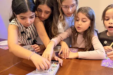 Meninas decorando a própria pizza doce no Mini Chef