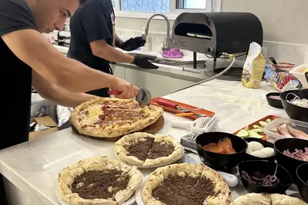 Pizzas doces de chocolate prontas para as crianças decorarem