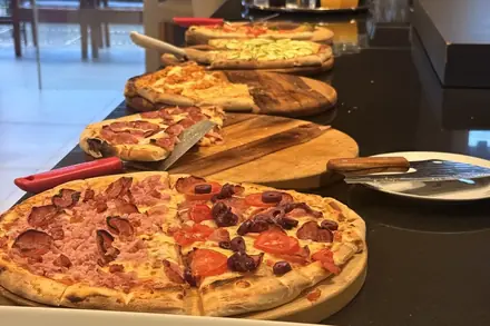 Pizzas prontas na bancada da festa