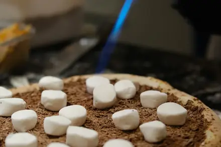 A massa no ar, na mão do pizzaiolo