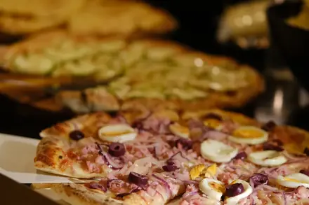 Pizza de chocolate com marshmallow pronta para servir