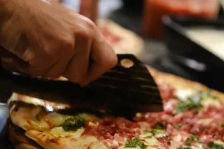 Pizzas saindo uma atrás da outra na bancada