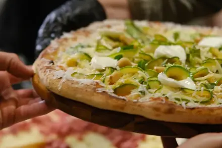 Pizza de abobrinha com burrata, do cardápio Obra-Prima, servida na tábua durante um evento da BeatOven