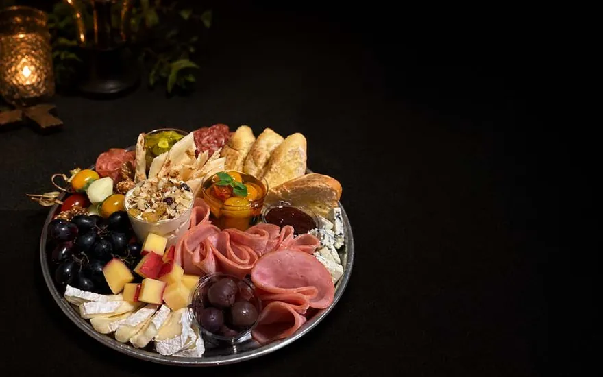 Tábua de frios da BeatOven com salame, queijos, pães e geleias