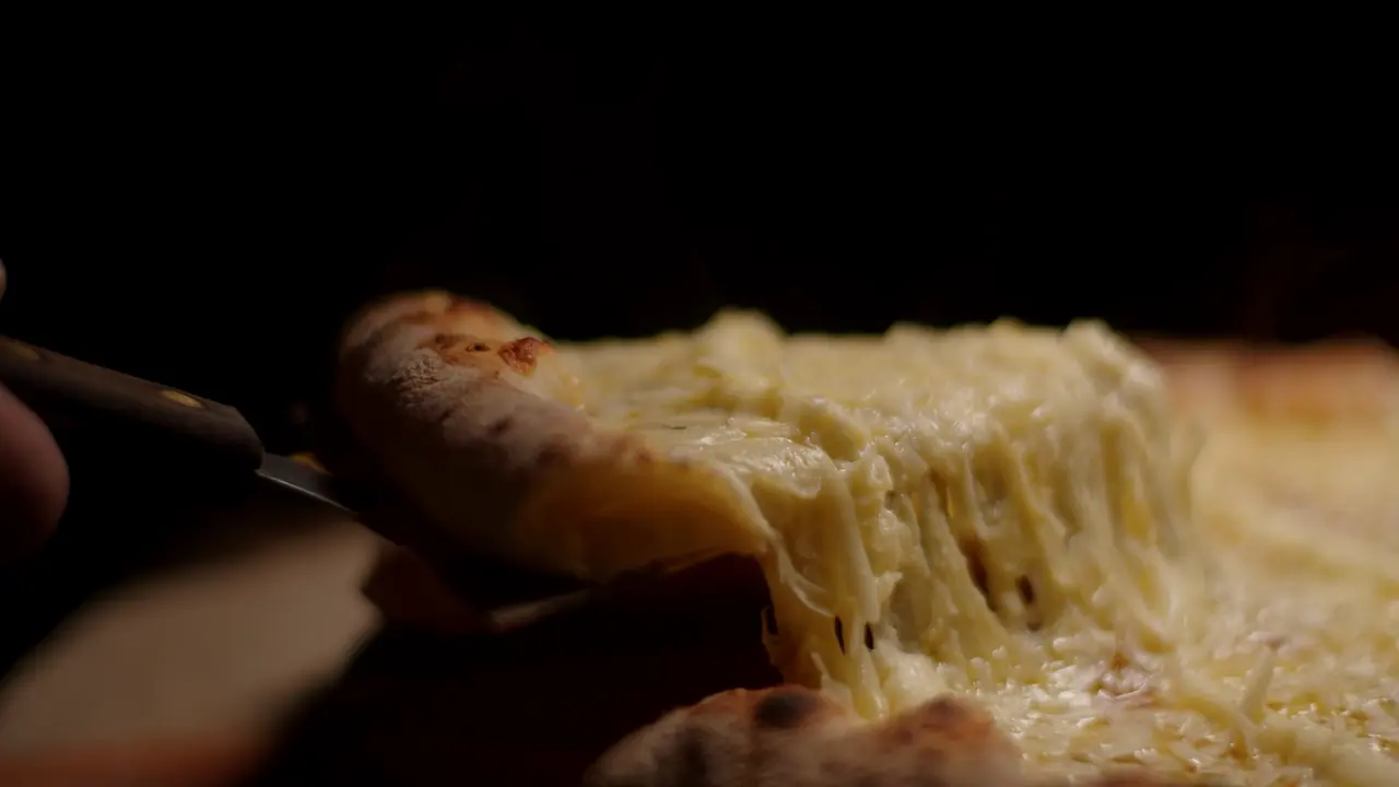 Pizzas do rodízio BeatOven saindo do forno e sendo cortadas em uma festa