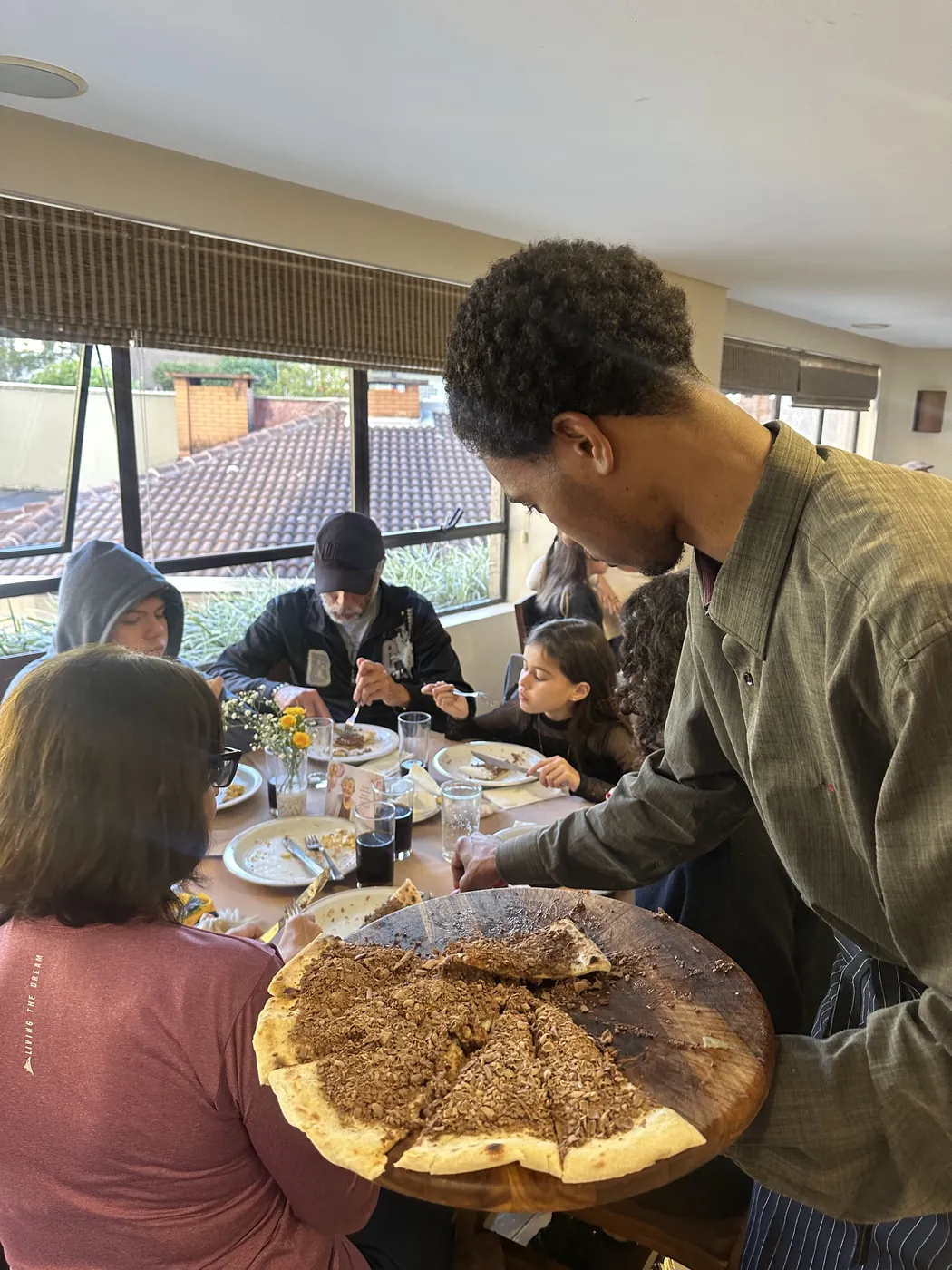 Pizza doce servida à mesa no fim do rodízio
