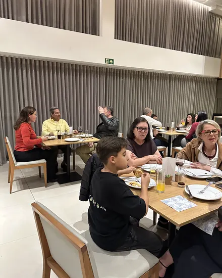 Convidados nas mesas durante a festa
