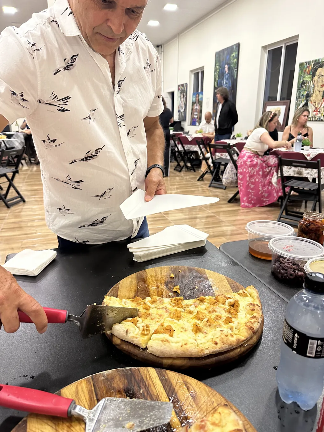 Anfitrião servindo a pizza recém-cortada