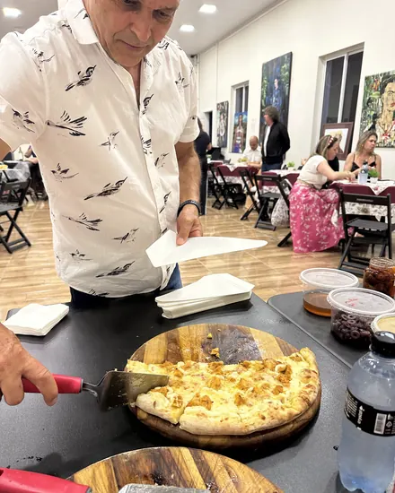 Anfitrião servindo a pizza recém-cortada