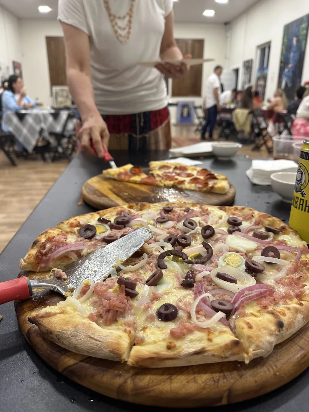 Pizza na tábua, com a festa ao fundo