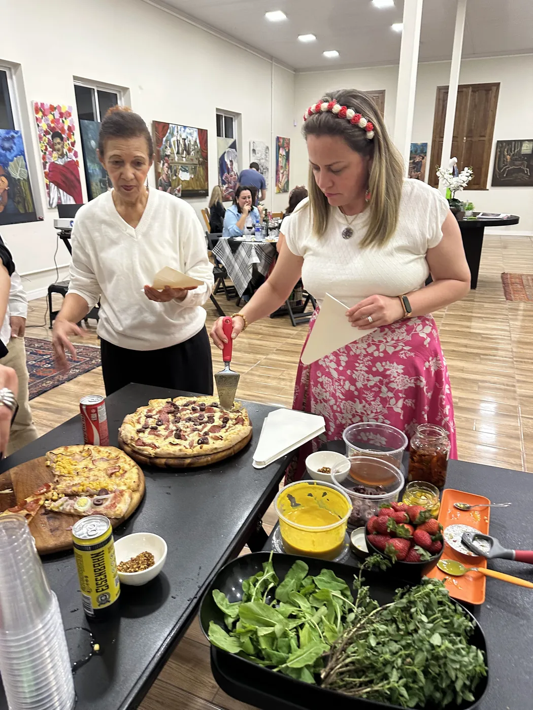 Convidadas se servindo na estação de pizza da BeatOven