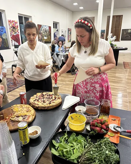 Convidadas se servindo na estação de pizza