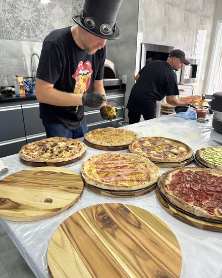 Pizzaiolo da BeatOven montando as pizzas na bancada do casamento