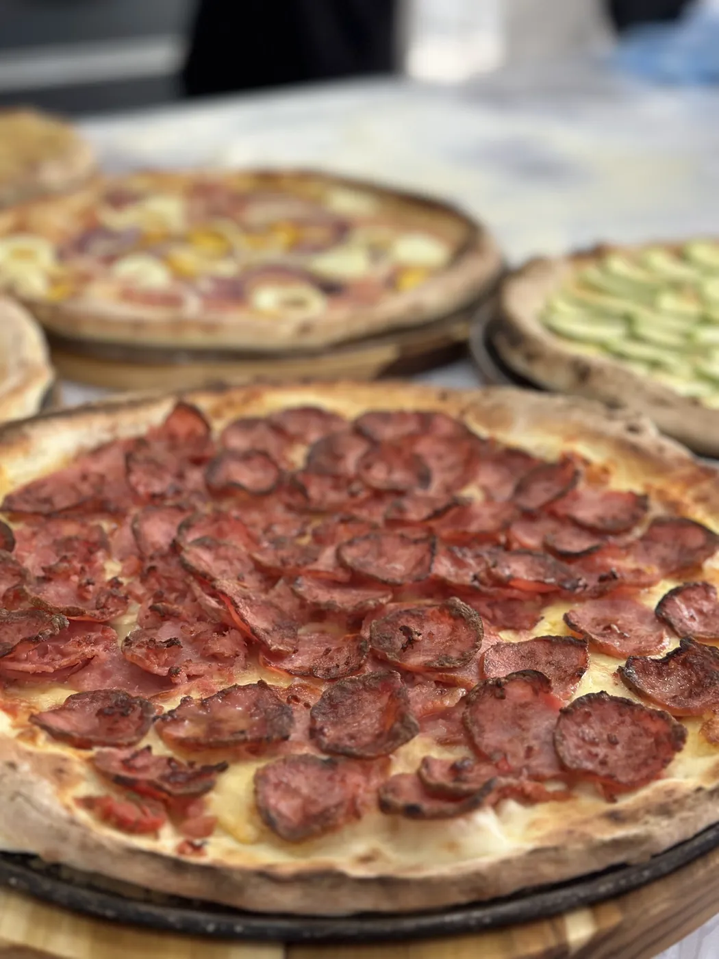 Pizza de pepperoni na tábua, pronta para ir à mesa