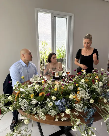 Noivos e convidados à mesa do casamento