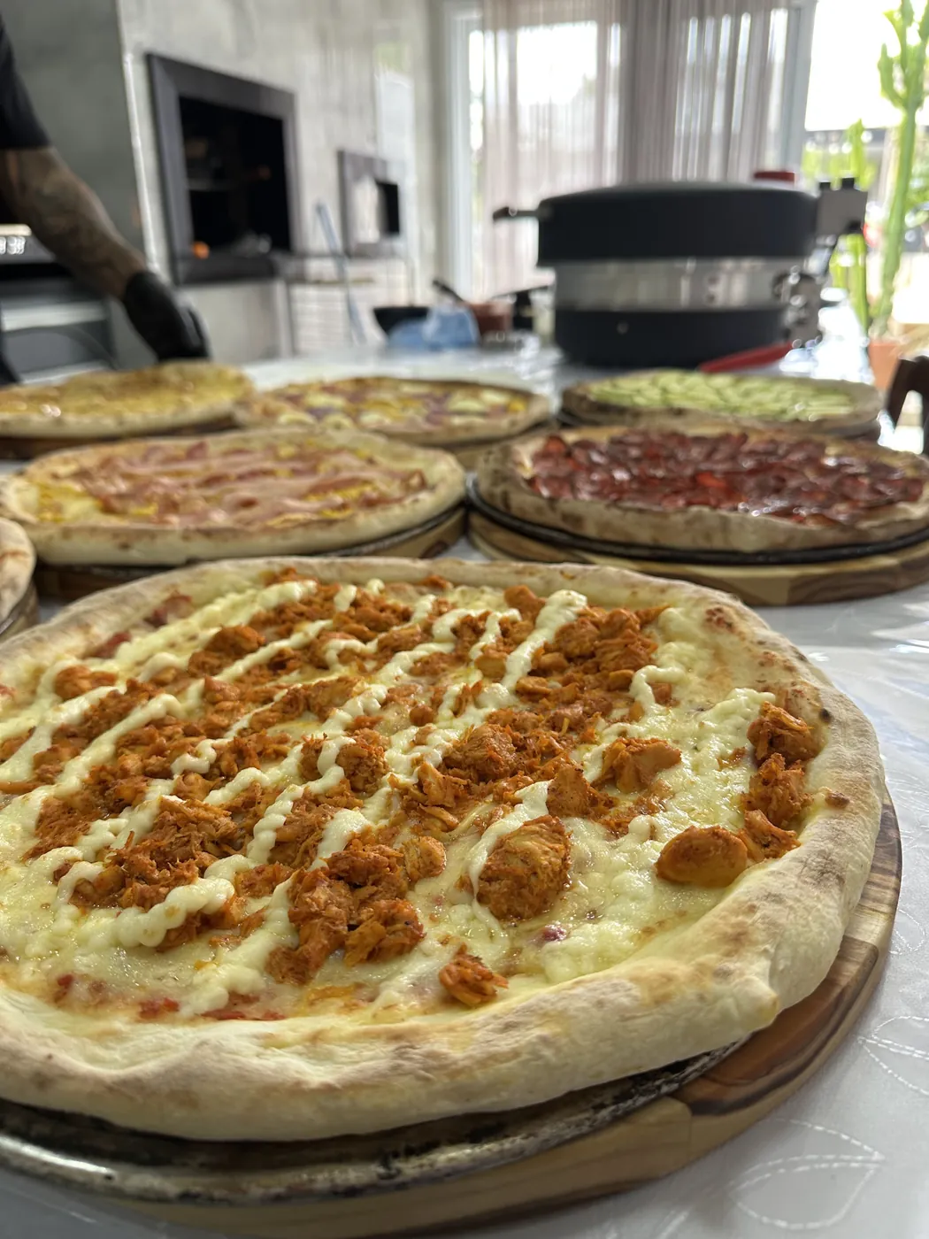 Pizzas prontas na bancada montada no local do casamento
