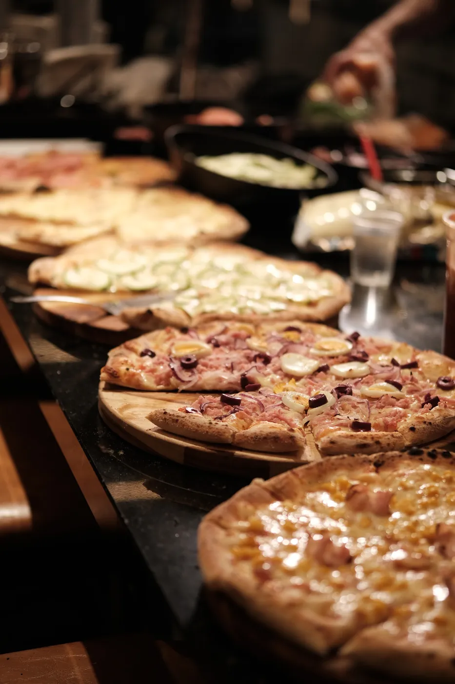 Pizzas na tábua, no showroom da Via Soho Motors