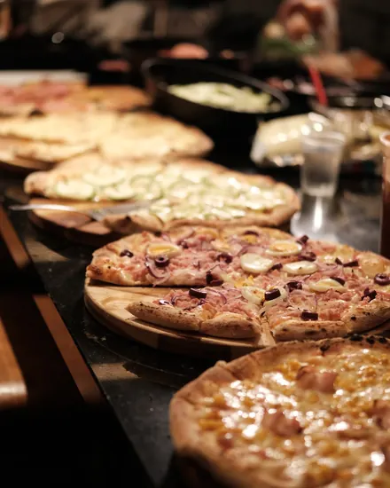 Pizzas na tábua, no showroom da Via Soho Motors