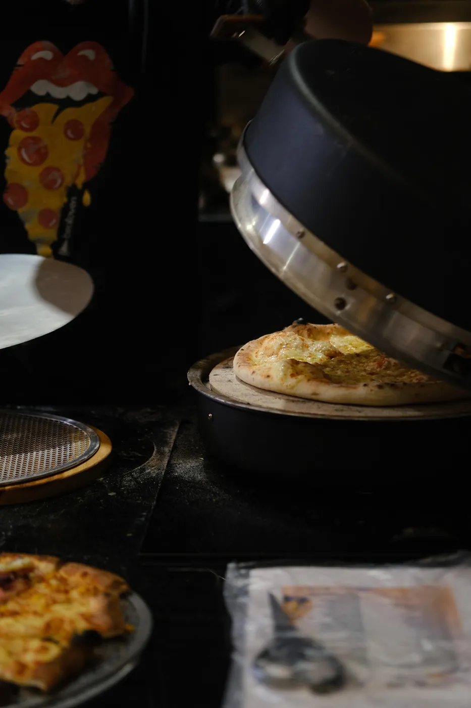 Pizza saindo do forno na estação montada no showroom