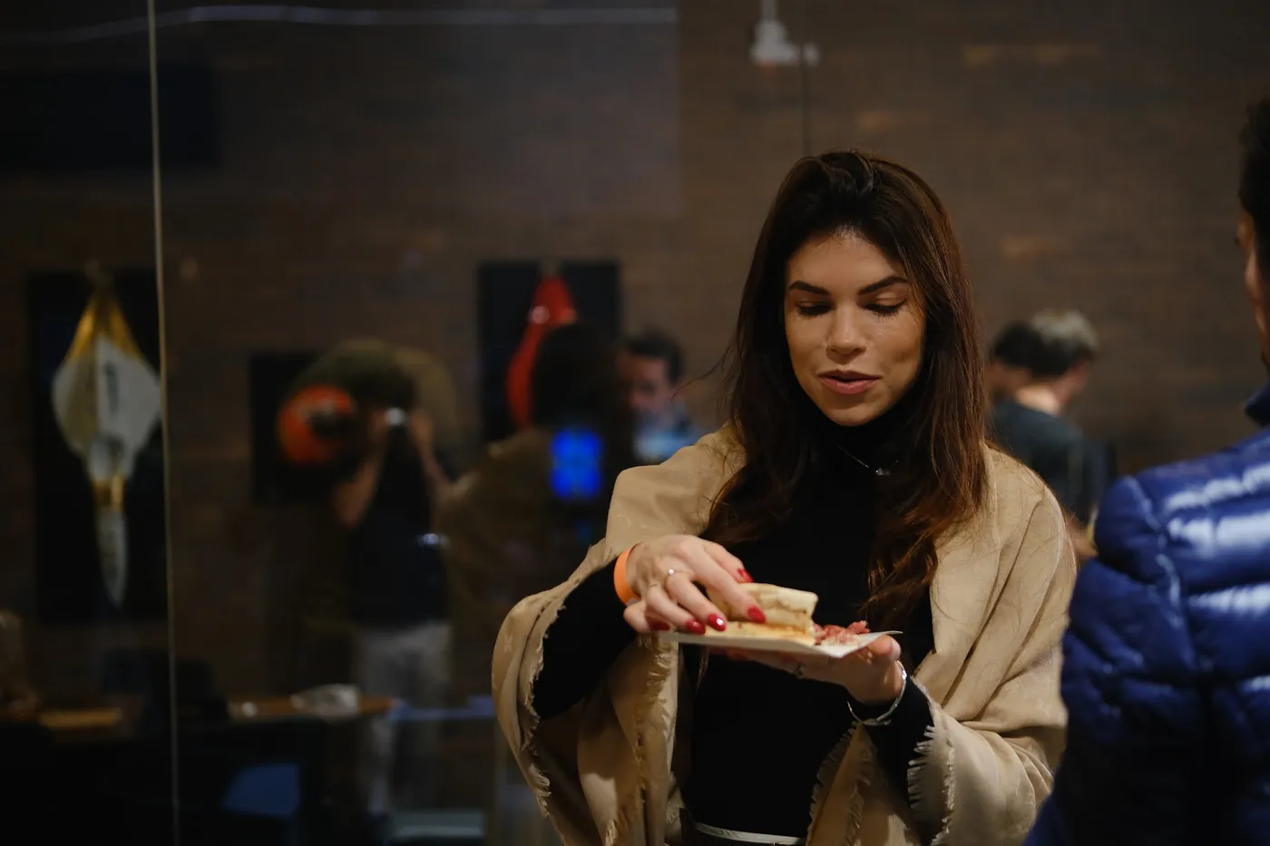 Convidada provando a pizza no evento corporativo