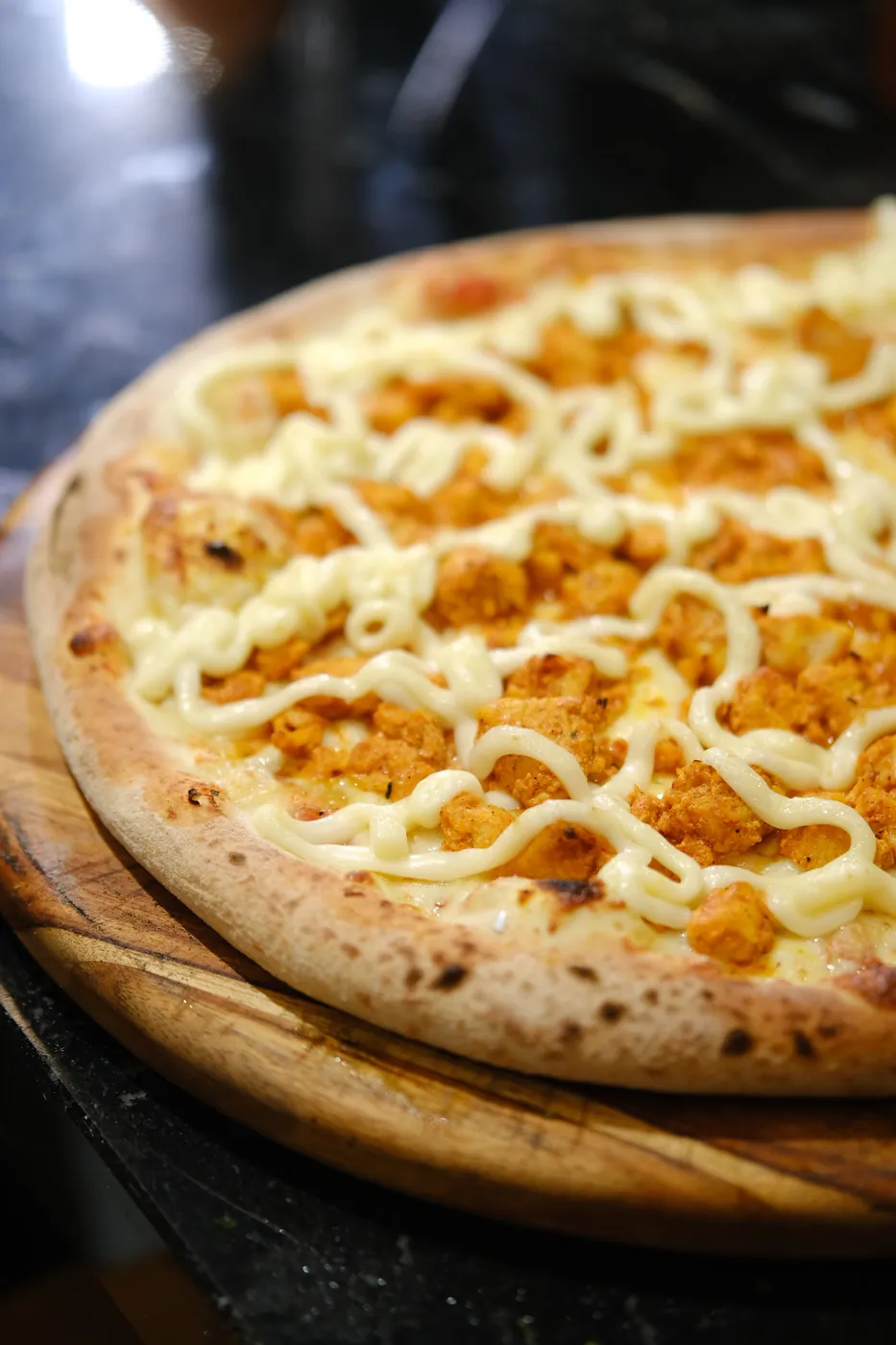 Pizza de frango com requeijão pronta para servir
