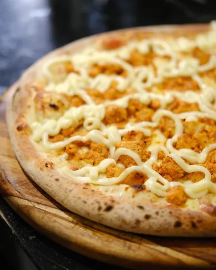 Pizza de frango com requeijão pronta para servir