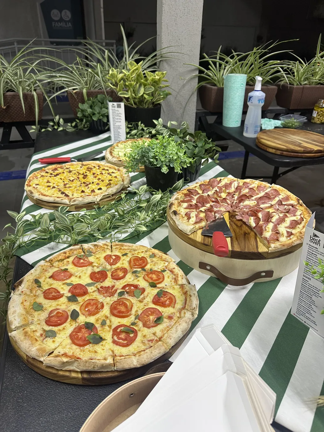Mesa com as pizzas na confraternização da empresa