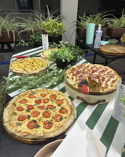 Mesa com as pizzas na confraternização da empresa